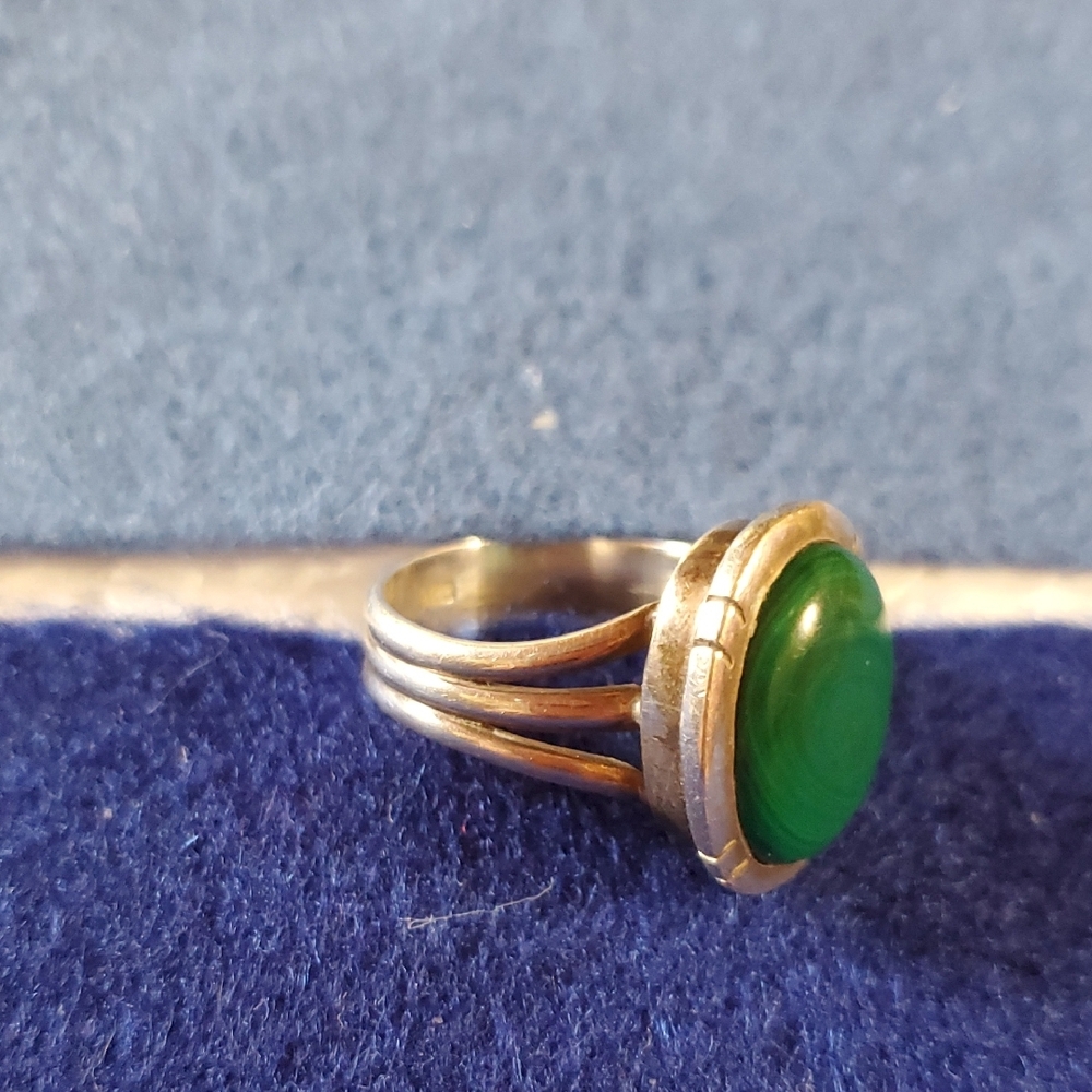 Elegant Green Stone Gold Ring - Picture 5 of 6